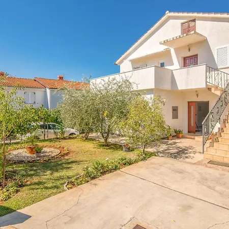 Stunning Apartment In Malinska With Kitchen *